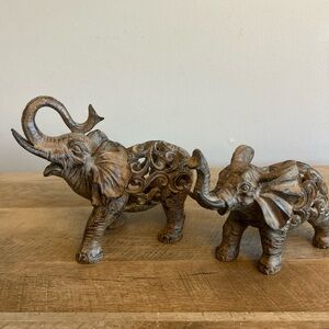 Vintage Set Of Elephant Ornate Figurines. Good Luck Set In Good Condition 2pcs
